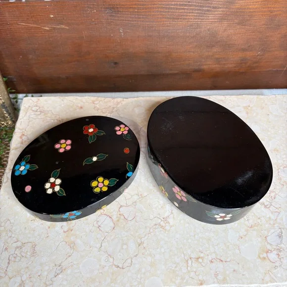 Vintage Lacquered Oval Lidded Box With Painted Flowers & Red Interior - Picture 7 of 11
